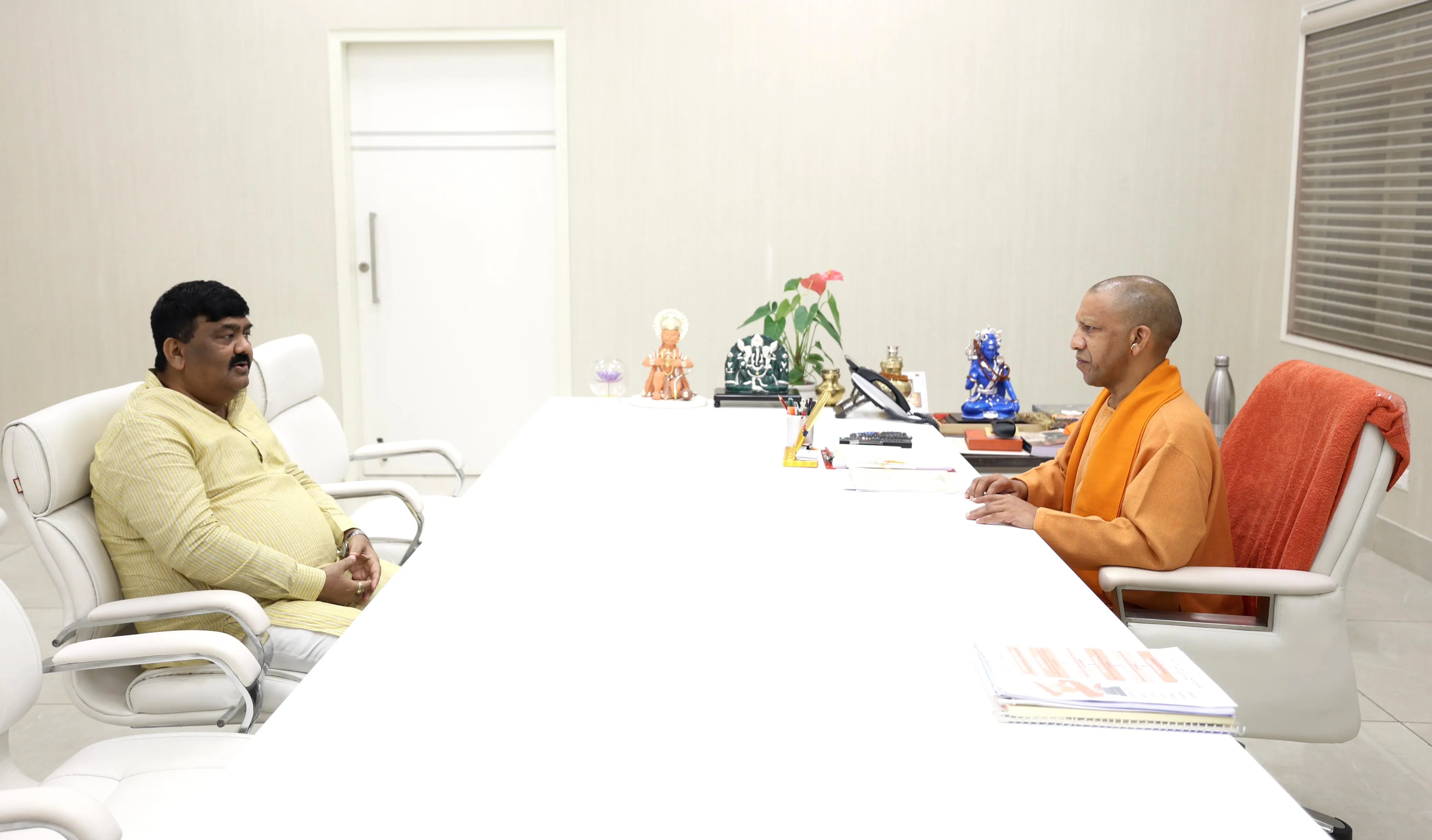 देवरिया हत्याकांड: मुख्यमंत्री योगी आदित्यनाथ ने दी कठोर कार्यवाही की चेतावनी 